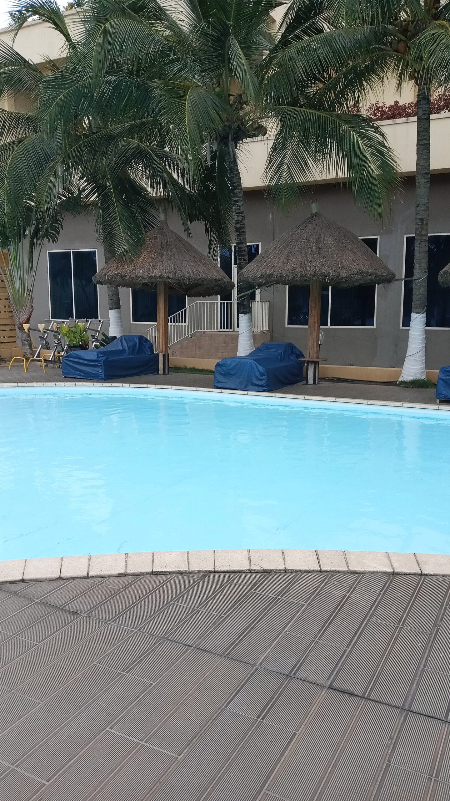 Hồ bơi khách sạn minh họa việc xác nhận đúng cơ sở lưu trú và hạng phòng trong báo giá