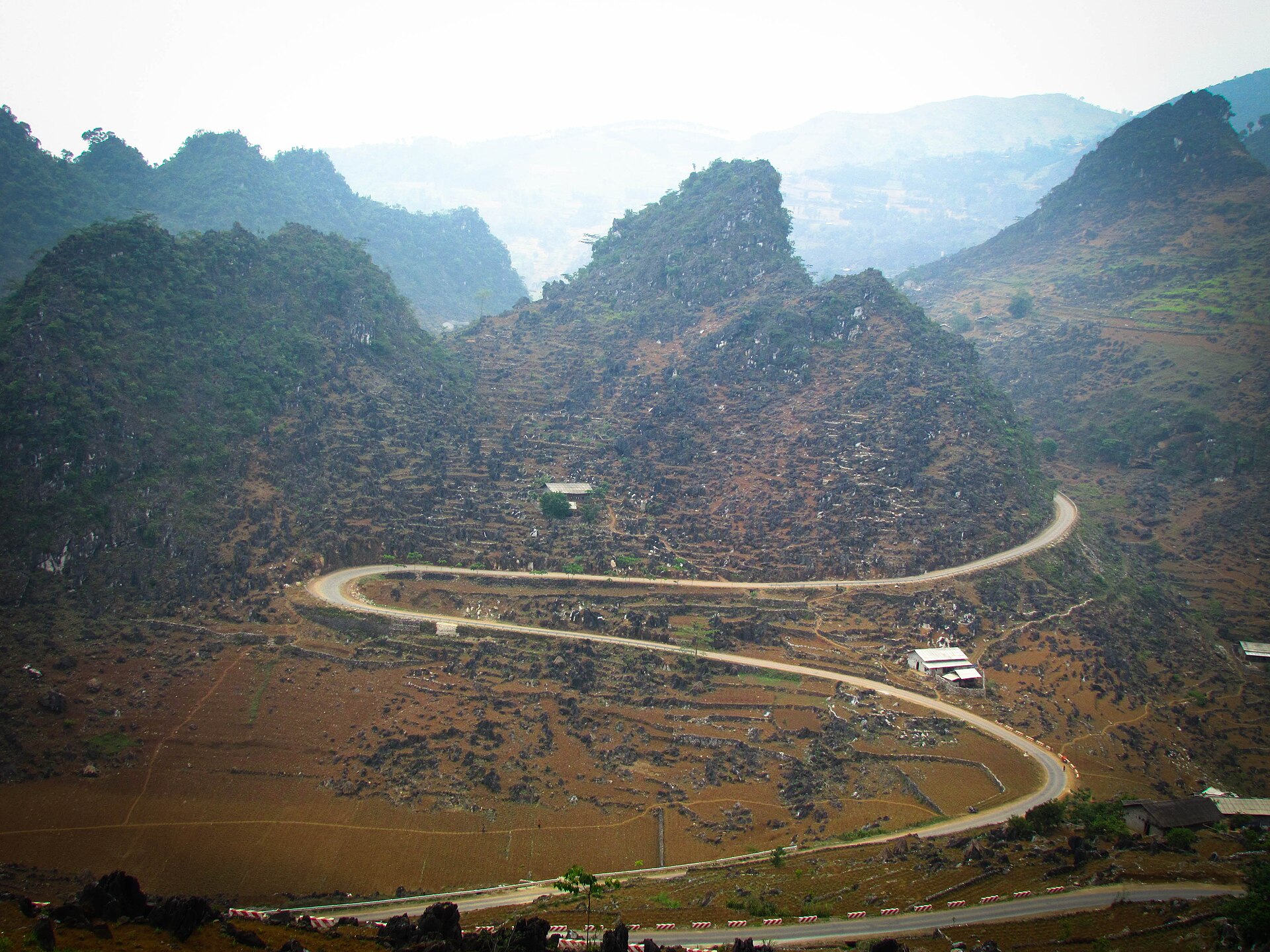 Đường qua cao nguyên đá đến Đồng Văn minh họa ngày thứ hai trong lịch trình Hà Giang không tự lái