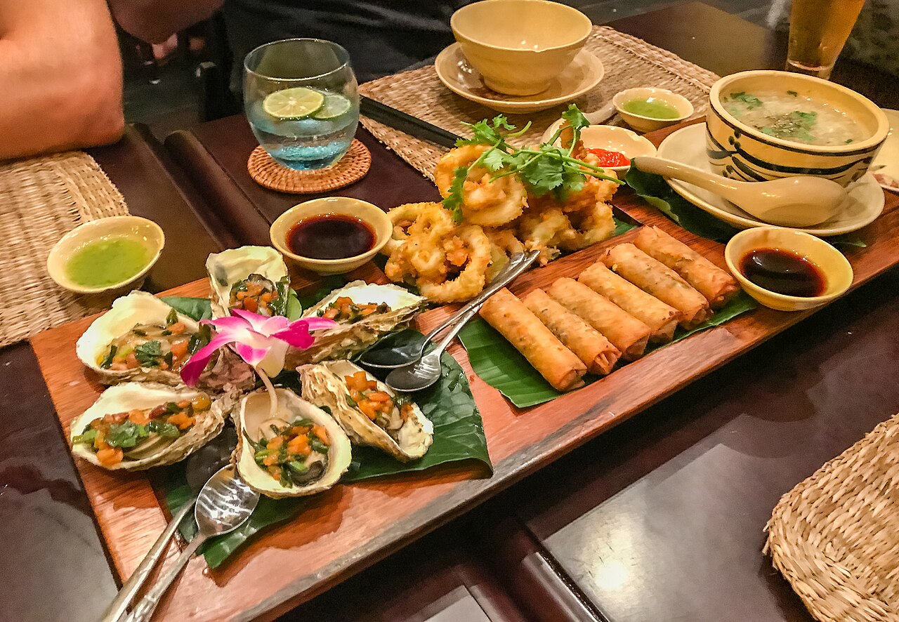 Mâm món Việt tại Hội An minh họa phiếu ghi vị và kết cấu món ăn đặc sản Hội An