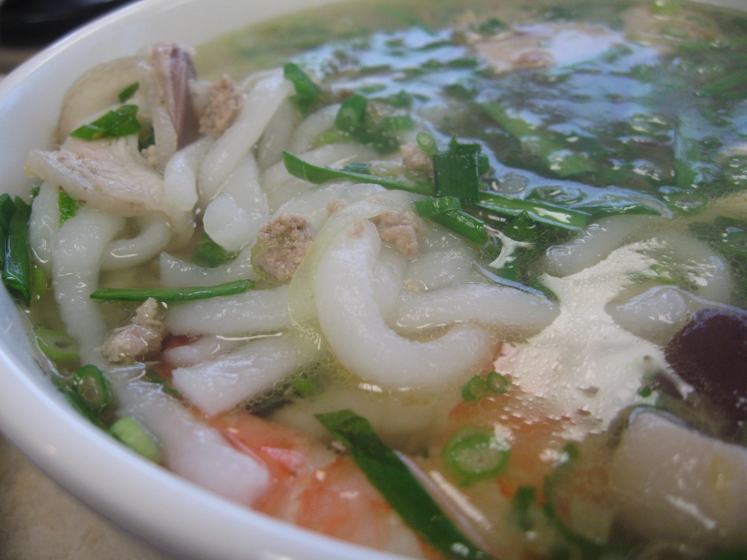 Tô bánh canh minh họa cách chọn món ăn Phú Yên theo thành phần và khẩu vị
