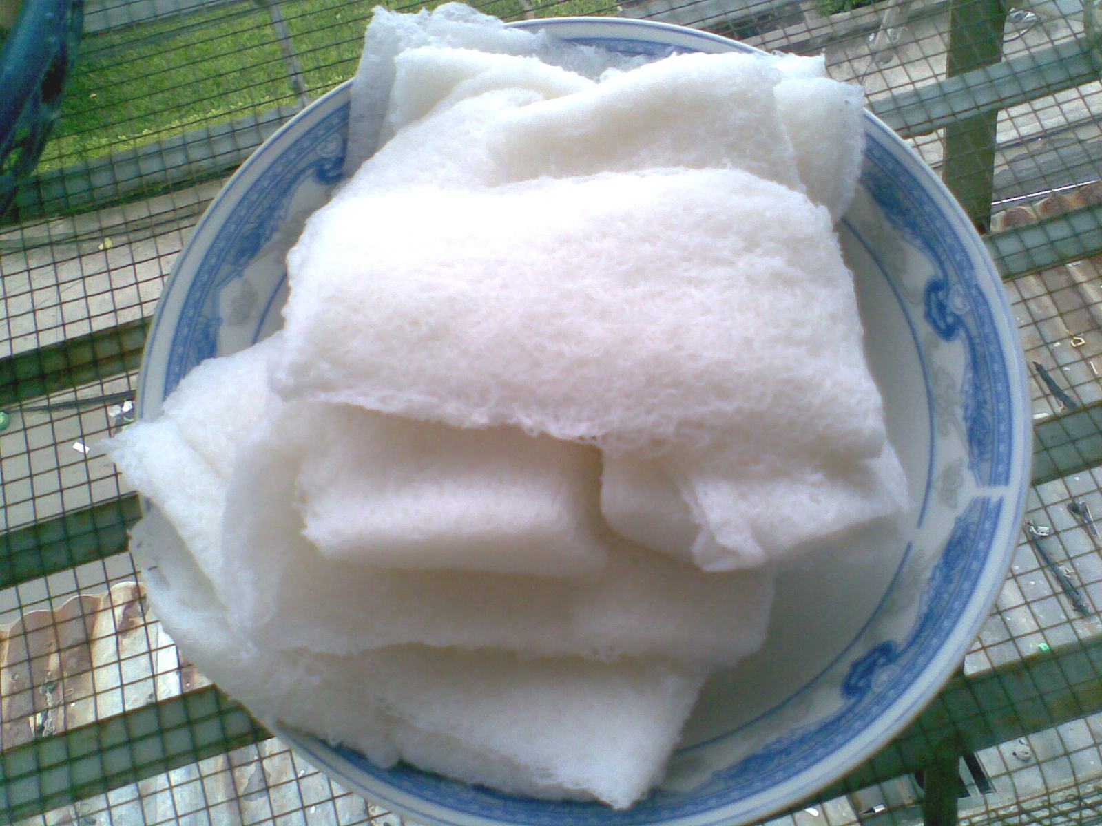 Đĩa bánh hỏi trắng minh họa phần nhận biết thành phần món ăn Phú Yên