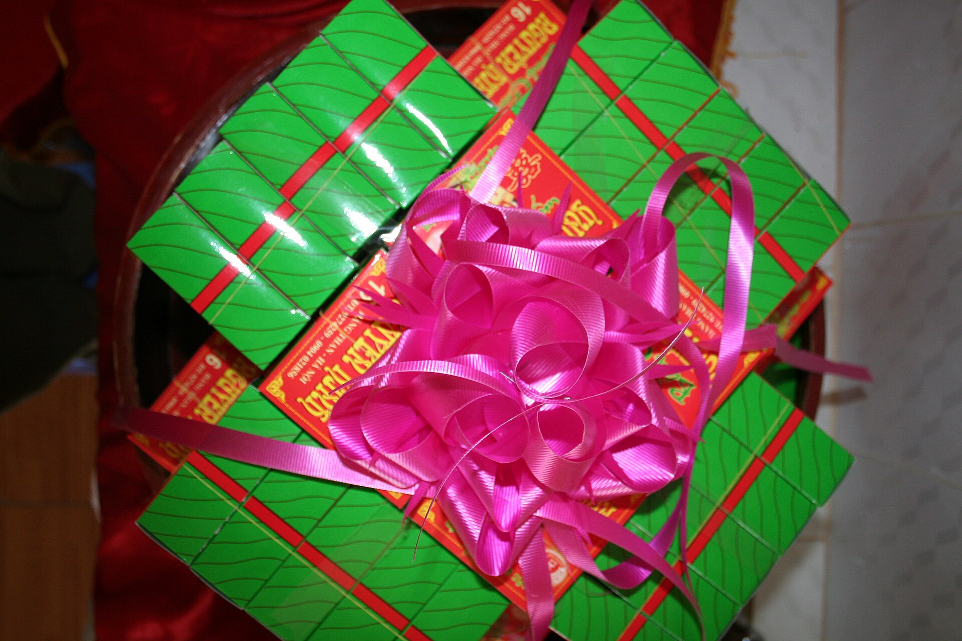 Tráp bánh cốm minh họa việc tính số lượng và hạn dùng khi mua bánh làm quà hoặc lễ vật