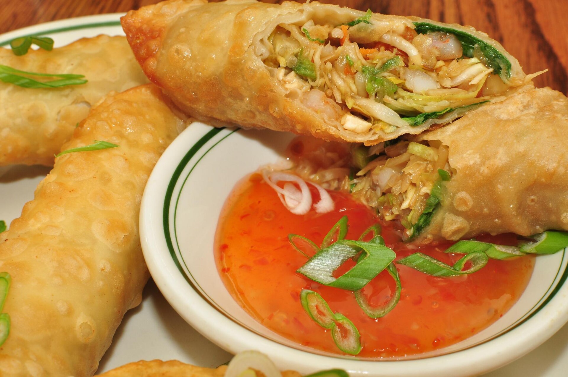 Món cuốn chiên có nhân tôm minh họa khi chọn mua chả ram tôm đất đóng gói