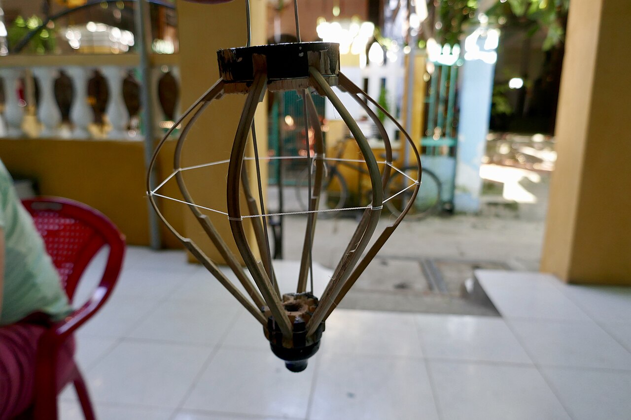 Khung đèn lồng Hội An minh họa cách kiểm tra nan tre mối nối và độ cân trước khi mua