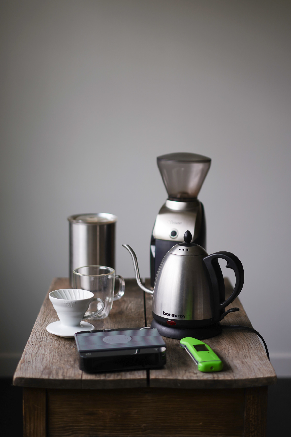Máy xay và dụng cụ pour-over minh họa cách chọn hạt cà phê theo kiểu pha