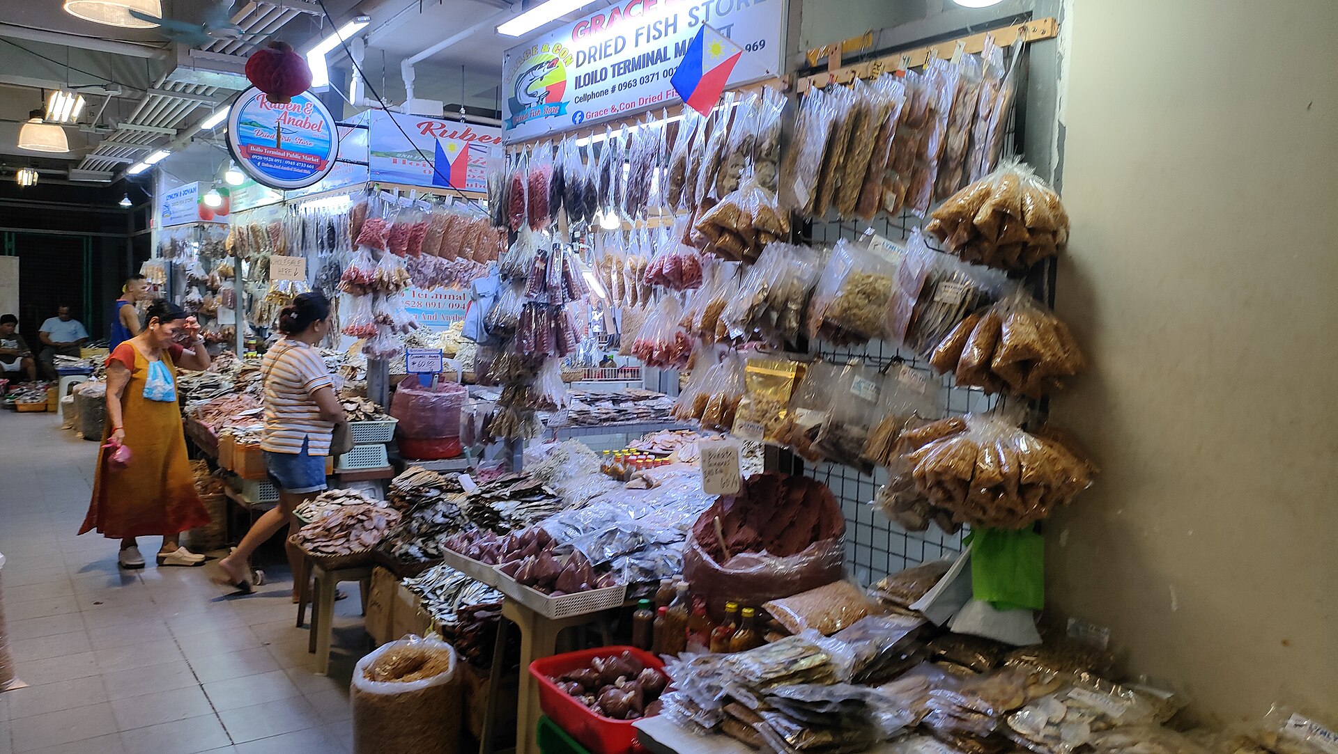 Quầy hải sản khô đóng gói minh họa cách đối chiếu quy cách khi mua khô mực Cà Mau