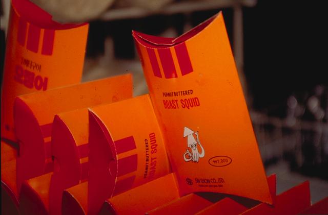 Gói mực khô chế biến minh họa việc đọc tên sản phẩm và thành phần trước khi mua