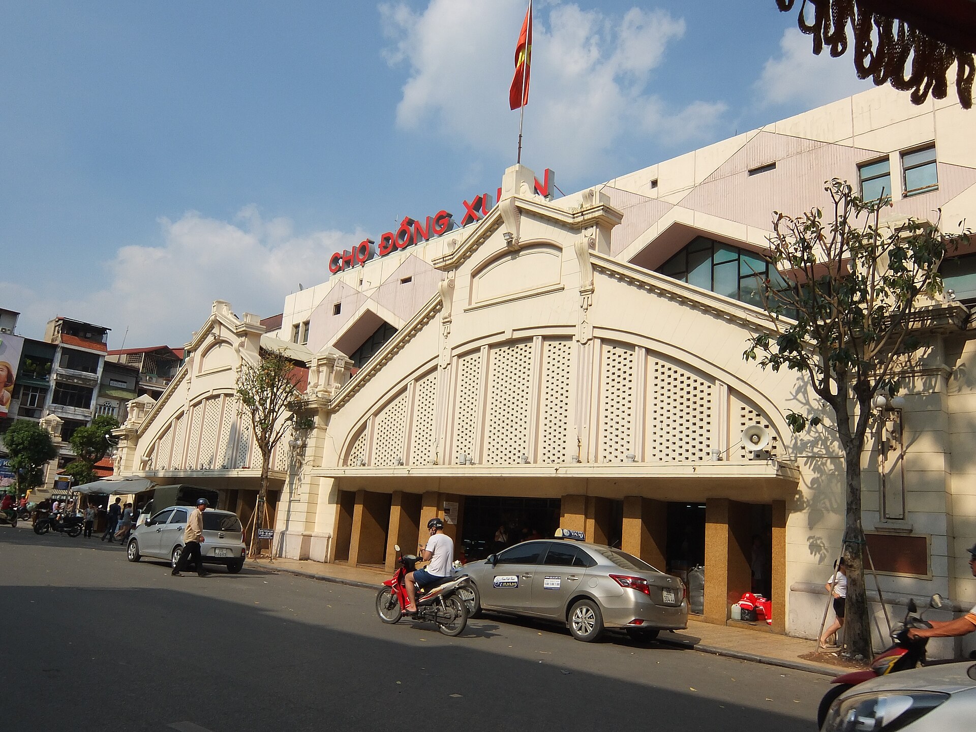 Mặt tiền chợ Đồng Xuân minh họa khu vực mua quà lưu niệm tại Hà Nội