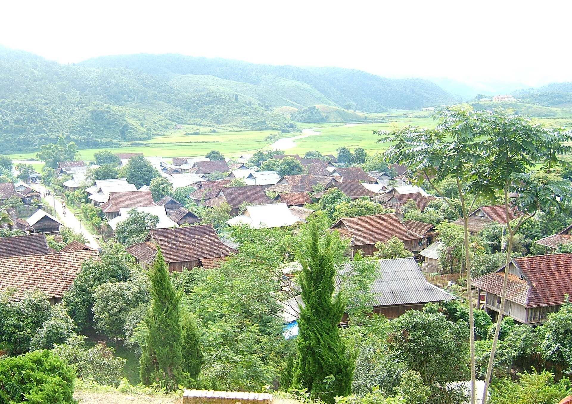 Nhà sàn minh họa homestay gần đồi chè Mộc Châu