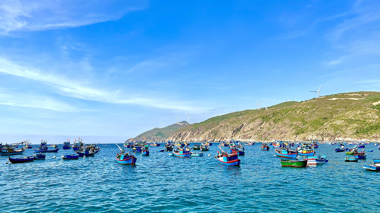 Thuyền trên mặt nước tại Nhơn Lý Quy Nhơn minh họa bối cảnh chụp ảnh ven biển