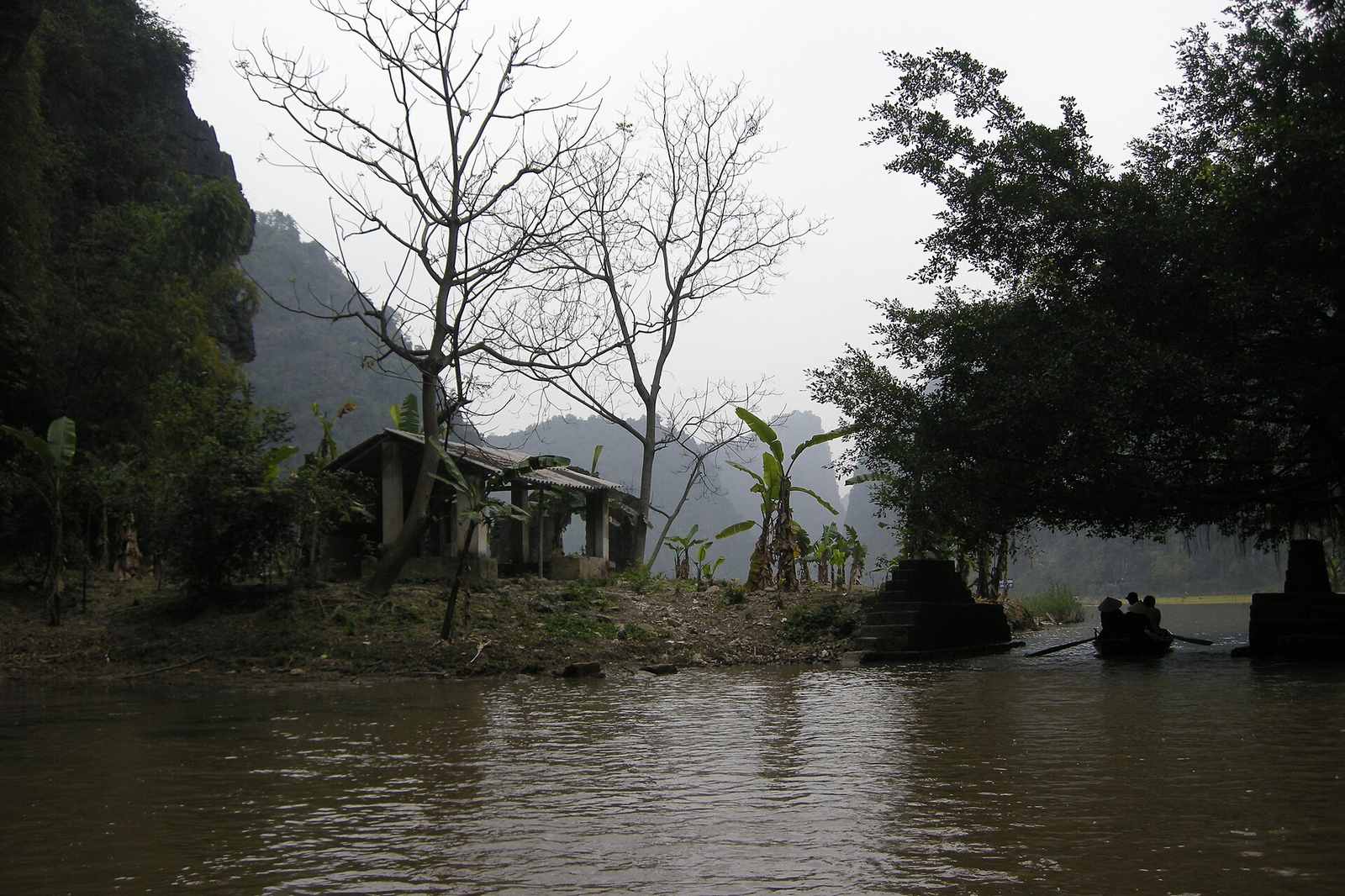 Cảnh quan núi đá vôi Tràng An Ninh Bình Du lịch Ninh Bình - cảnh quan núi đá vôi Tràng An
