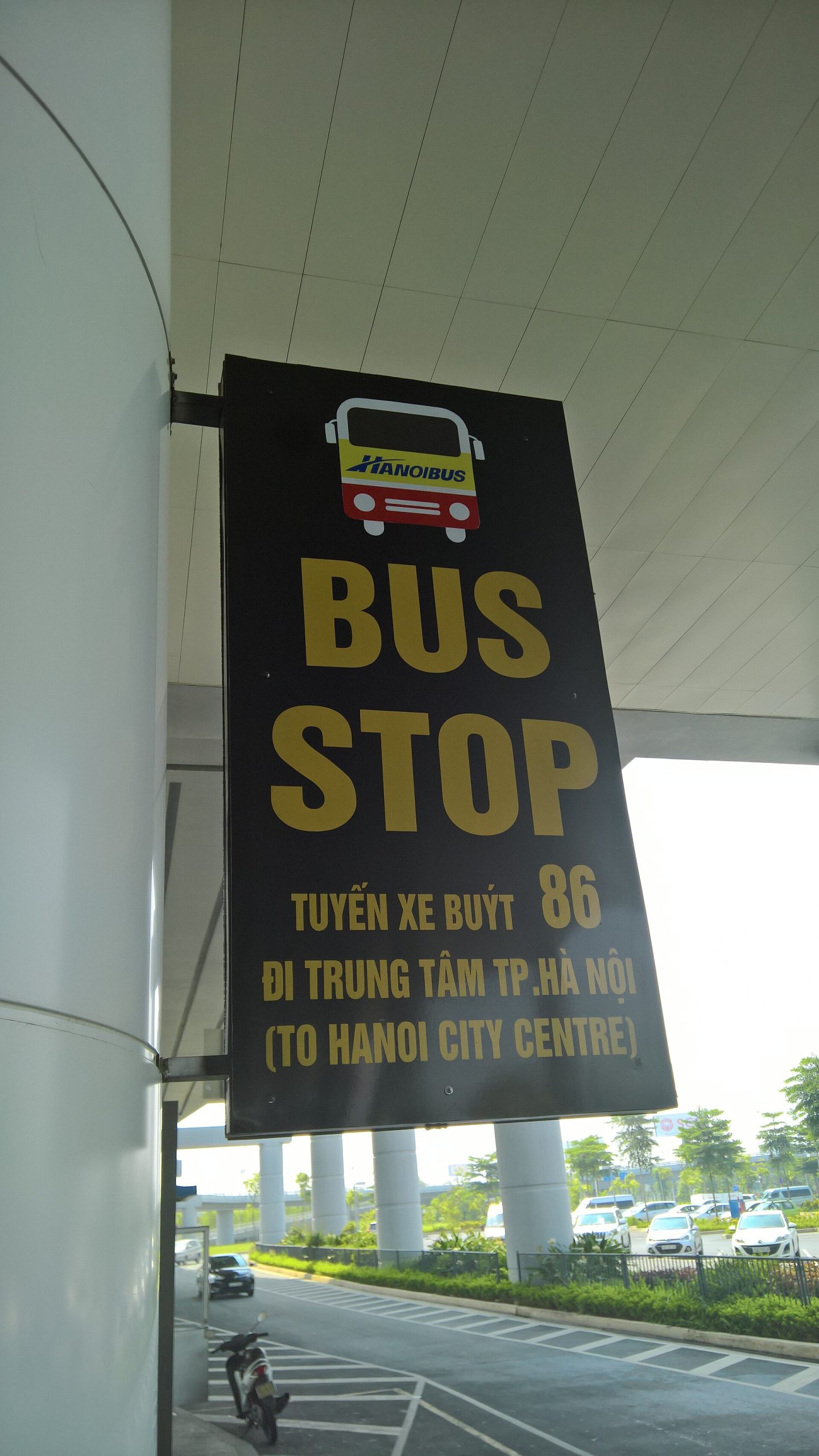 Biển điểm xe buýt tại sân bay Nội Bài minh họa việc kiểm tra tuyến và vị trí đón trong ngày
