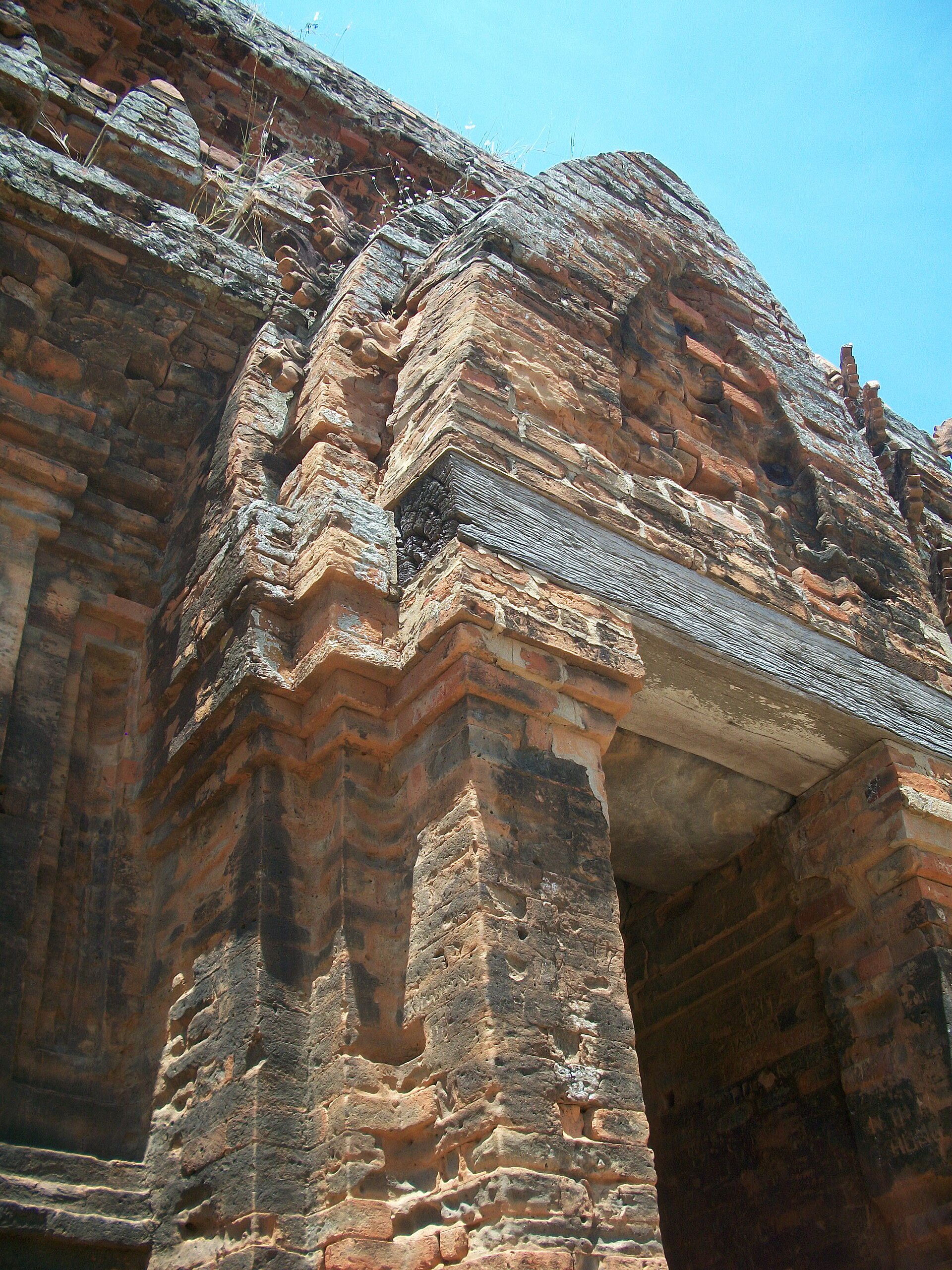 Chi tiết kiến trúc gạch tại tháp Po Klong Garai trong lịch Phan Rang 3 ngày 2 đêm