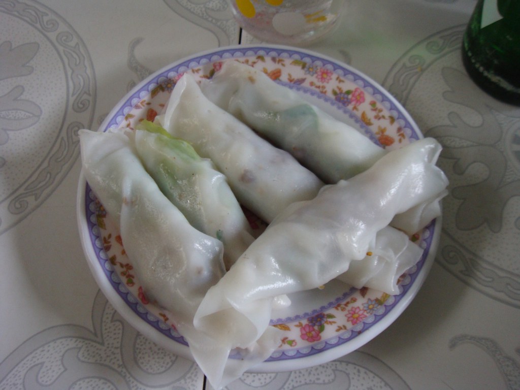 Đĩa phở cuốn nhân rau minh họa khi hỏi thành phần, khẩu phần và nước chấm