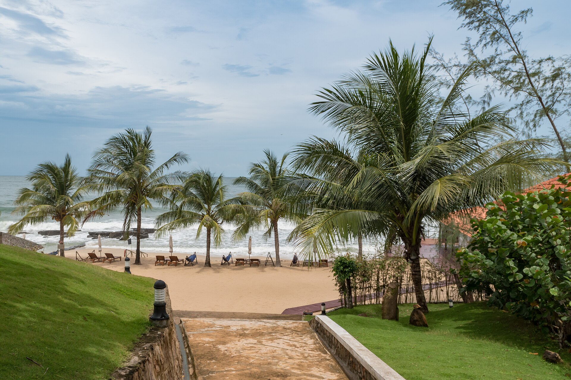 Bãi biển Phú Quốc dưới trời nhiều mây minh họa việc chuẩn bị lịch trong nhà khi thời tiết đổi