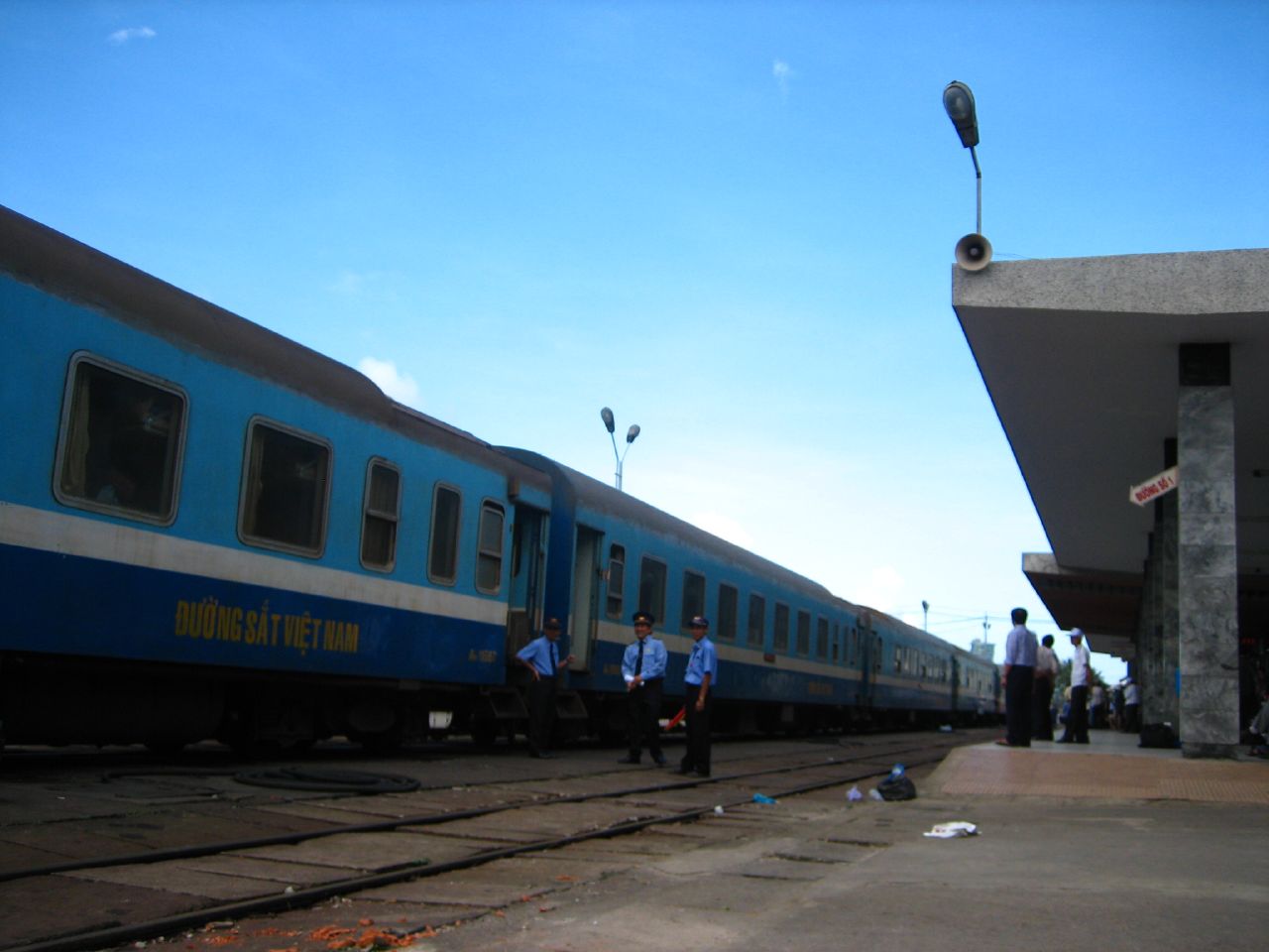Tàu khách Việt Nam minh họa lựa chọn di chuyển khi chuyển nơi ở giữa hai thành phố