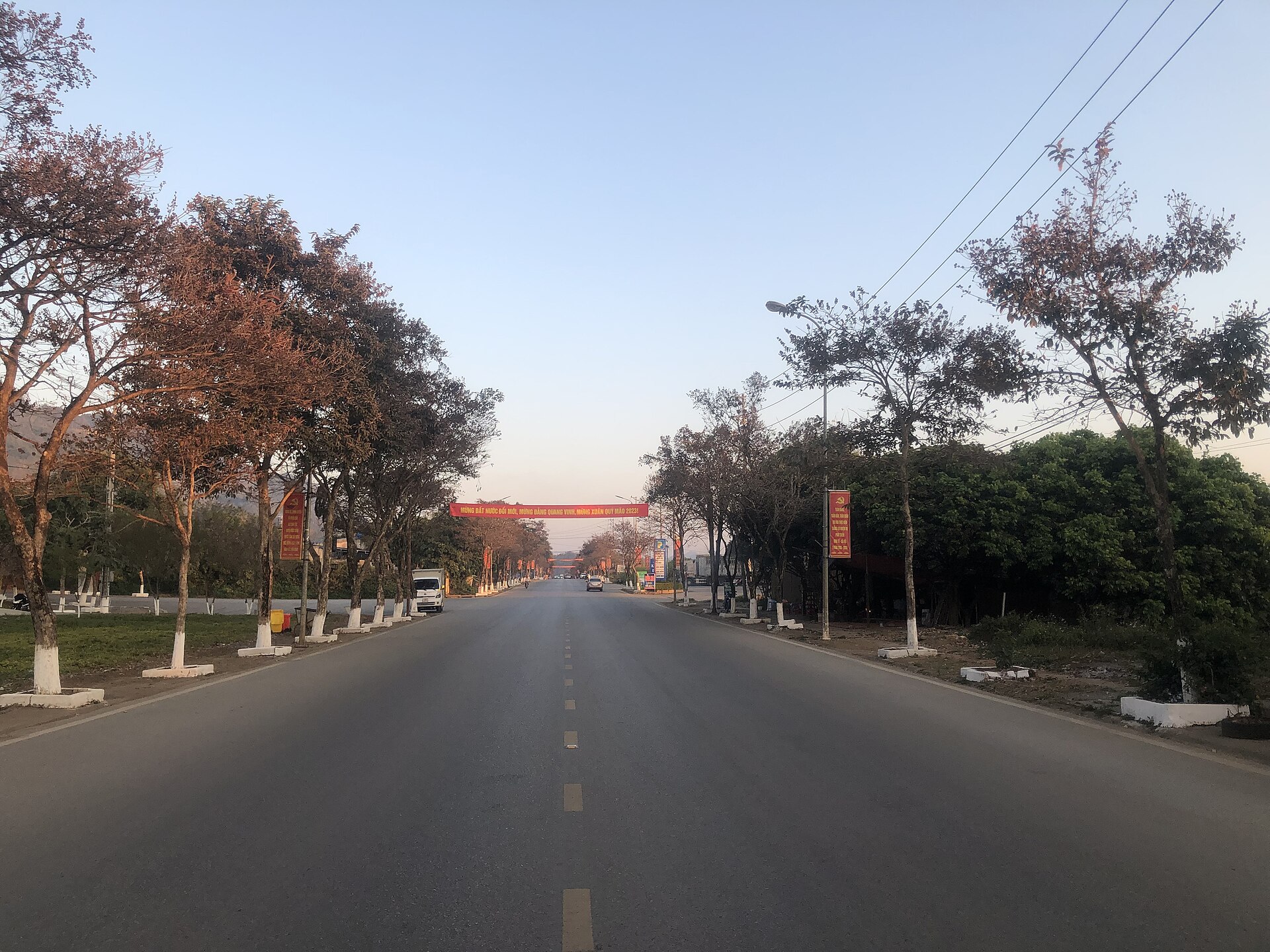 Quốc lộ 6 qua khu vực Mộc Châu giữa địa hình đồi núi