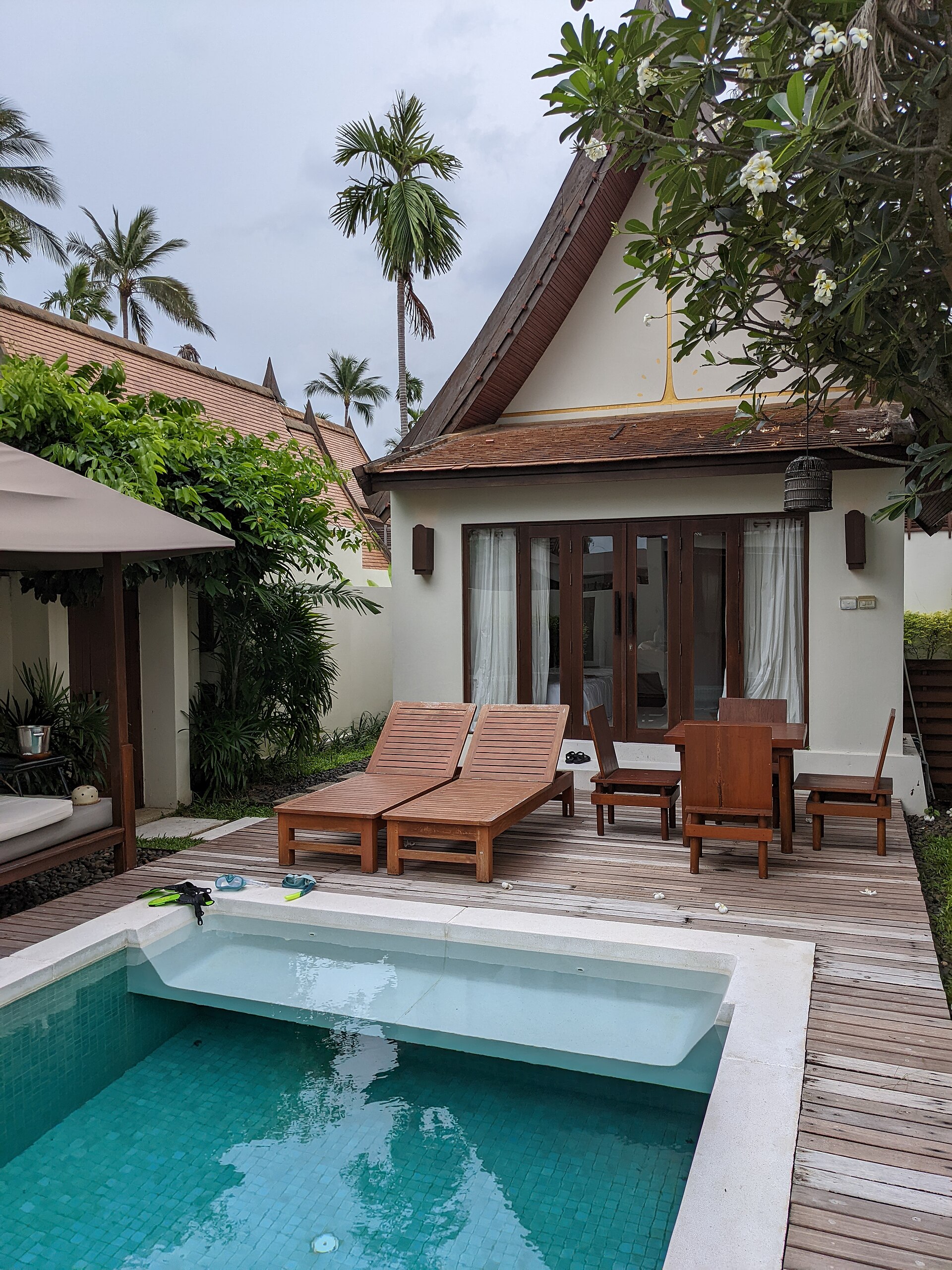 Biệt thự một phòng ngủ có hồ bơi riêng minh họa các điểm cần kiểm tra trước khi đặt phòng