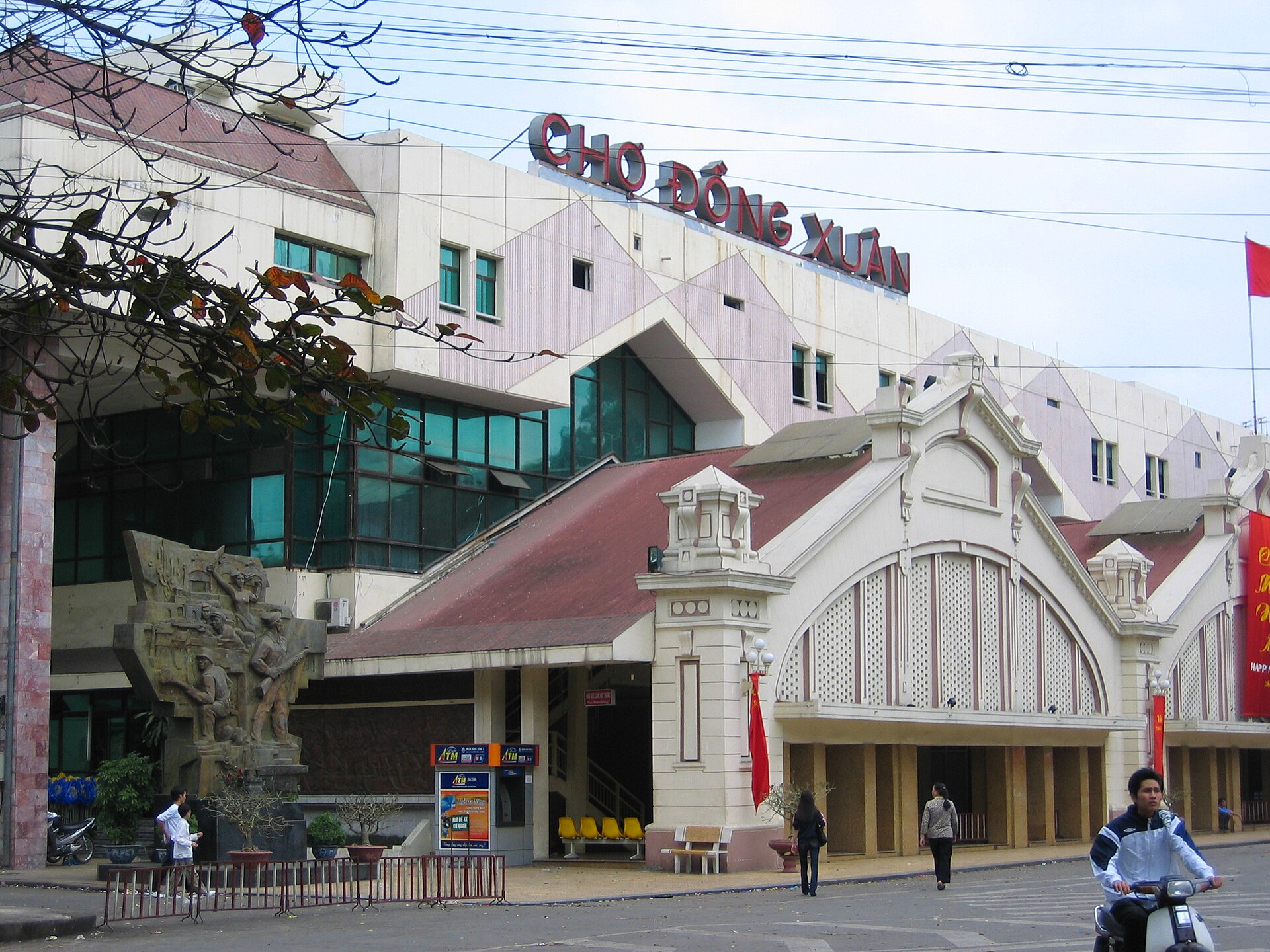 Mặt ngoài chợ Đồng Xuân Hà Nội minh họa việc đối chiếu đúng quầy người bán và chứng từ khi mua quà
