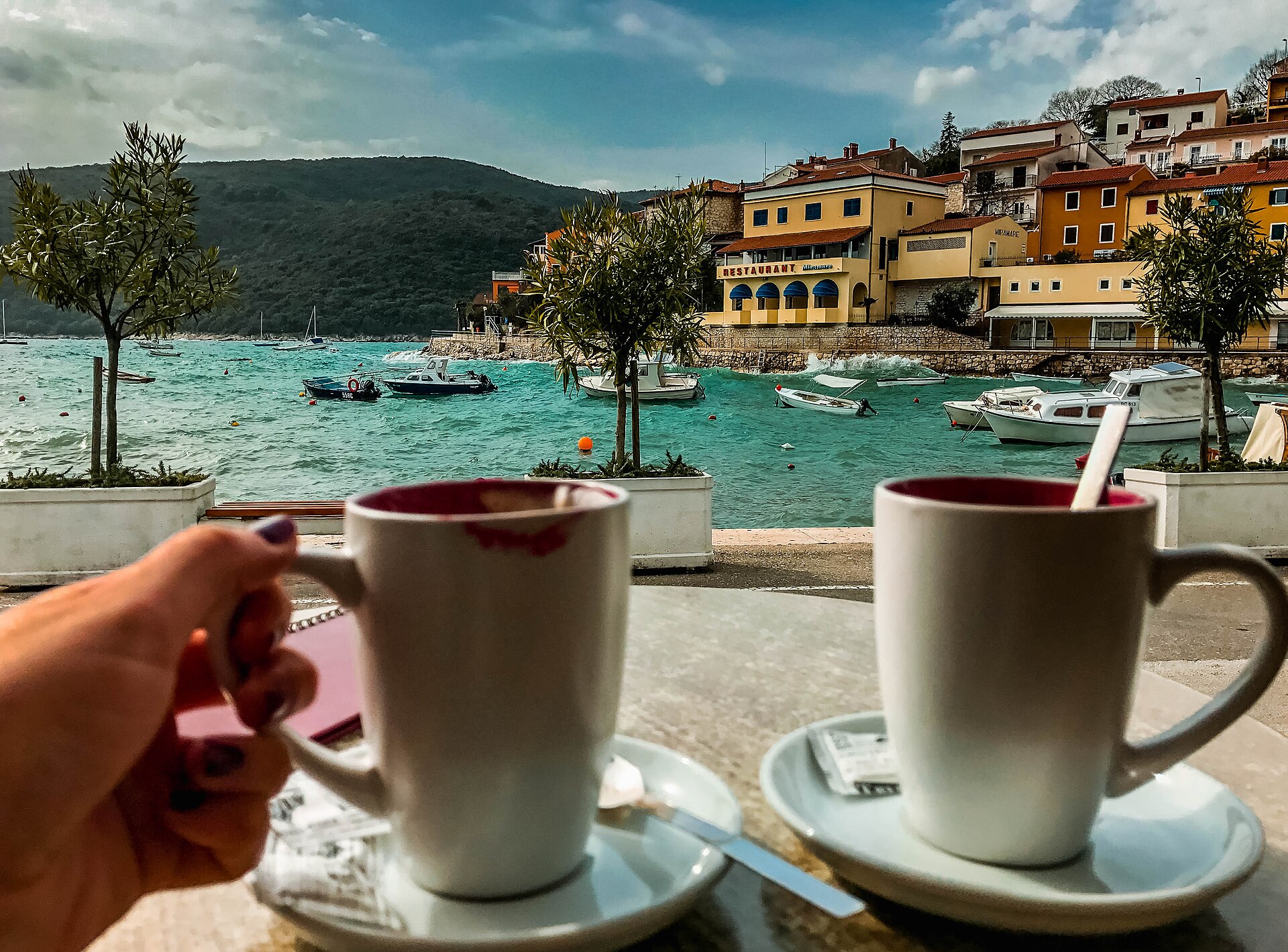 Hai tách cà phê trước khung cảnh biển minh họa cách chọn quán cà phê view biển Đà Nẵng