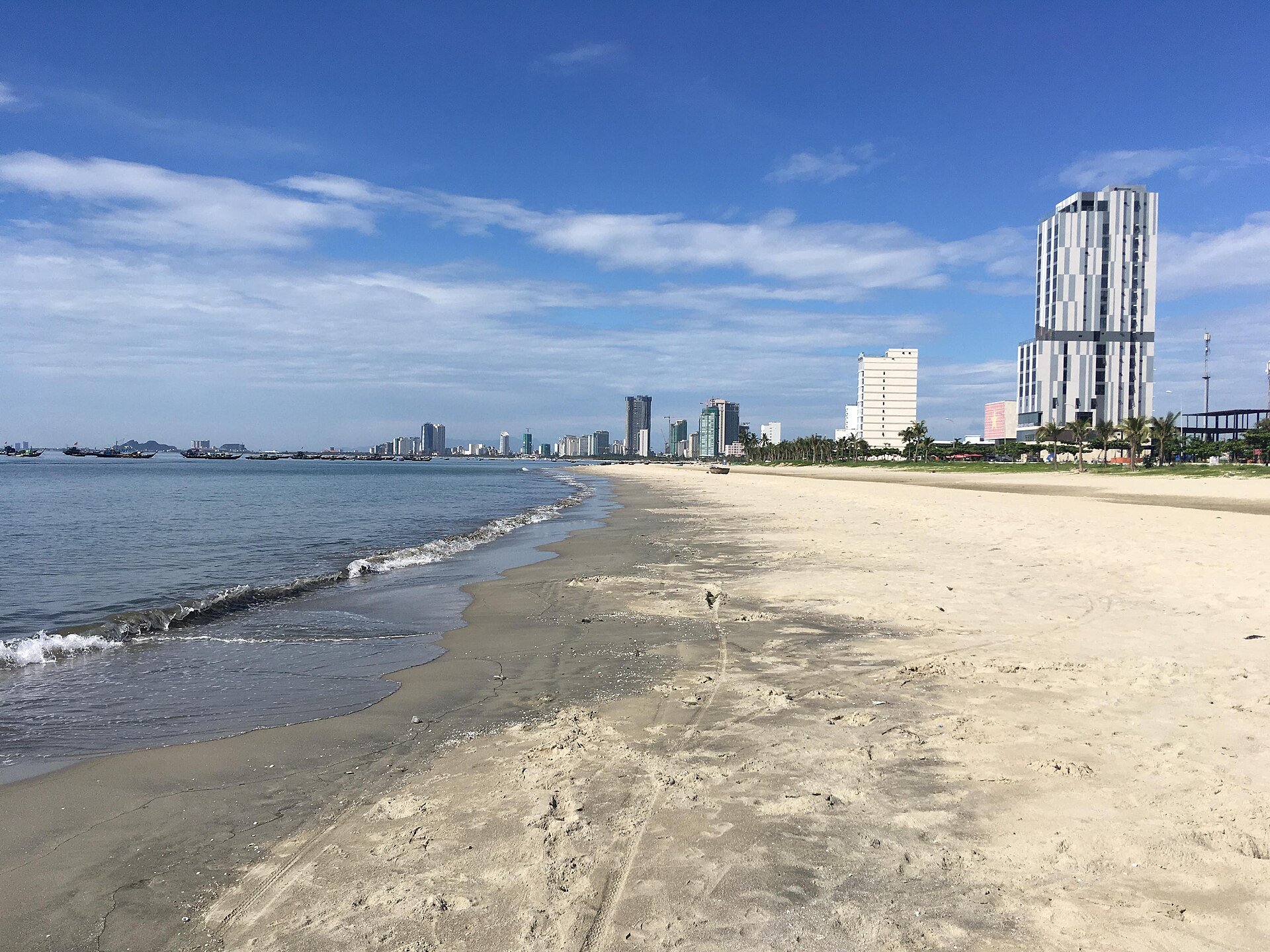 Bờ biển Mỹ Khê minh họa cách kiểm tra vị trí quán cà phê view biển Đà Nẵng