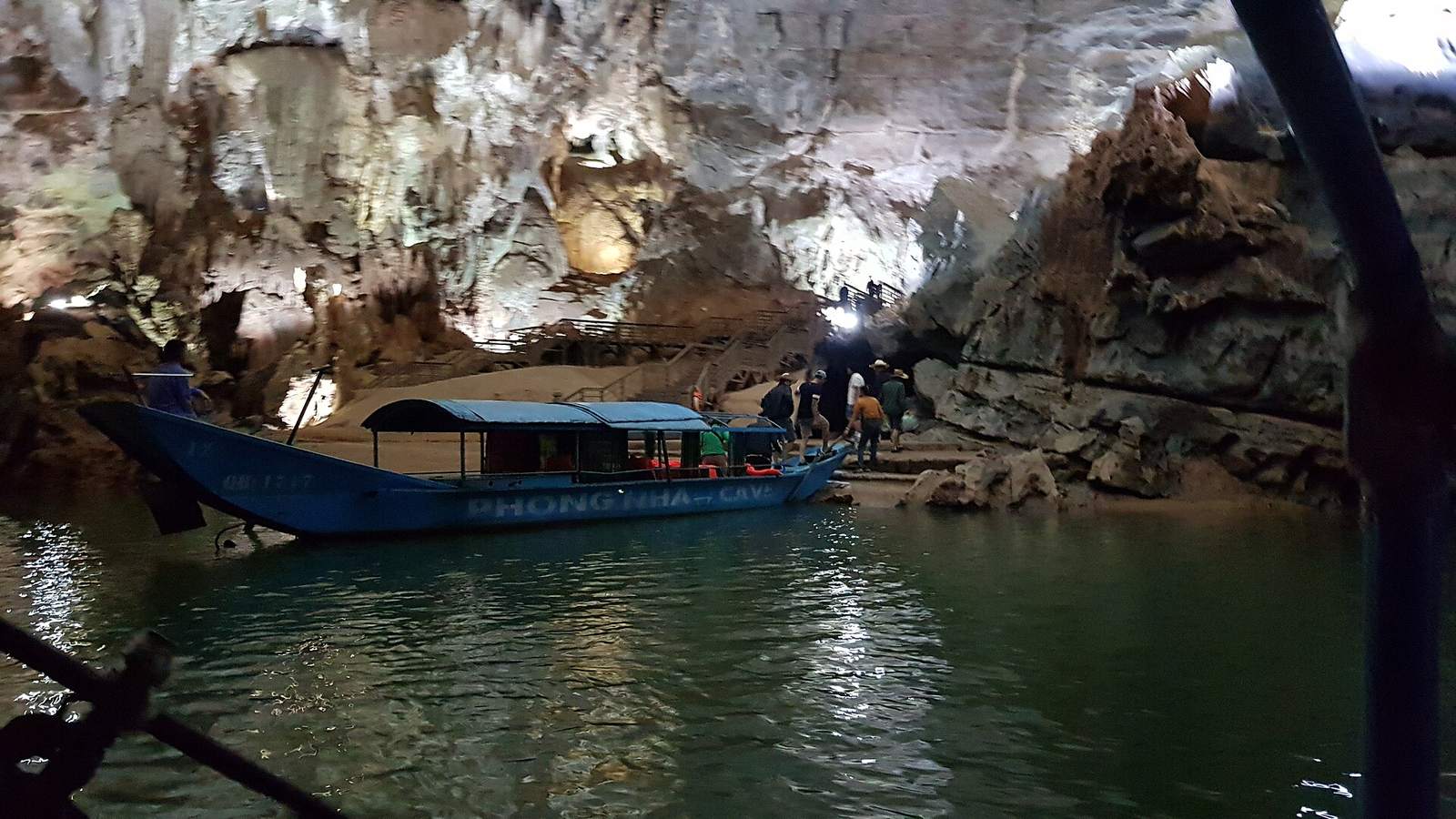 Thuyền vào động Phong Nha Quảng Bình Du lịch Quảng Bình - thuyền vào động Phong Nha
