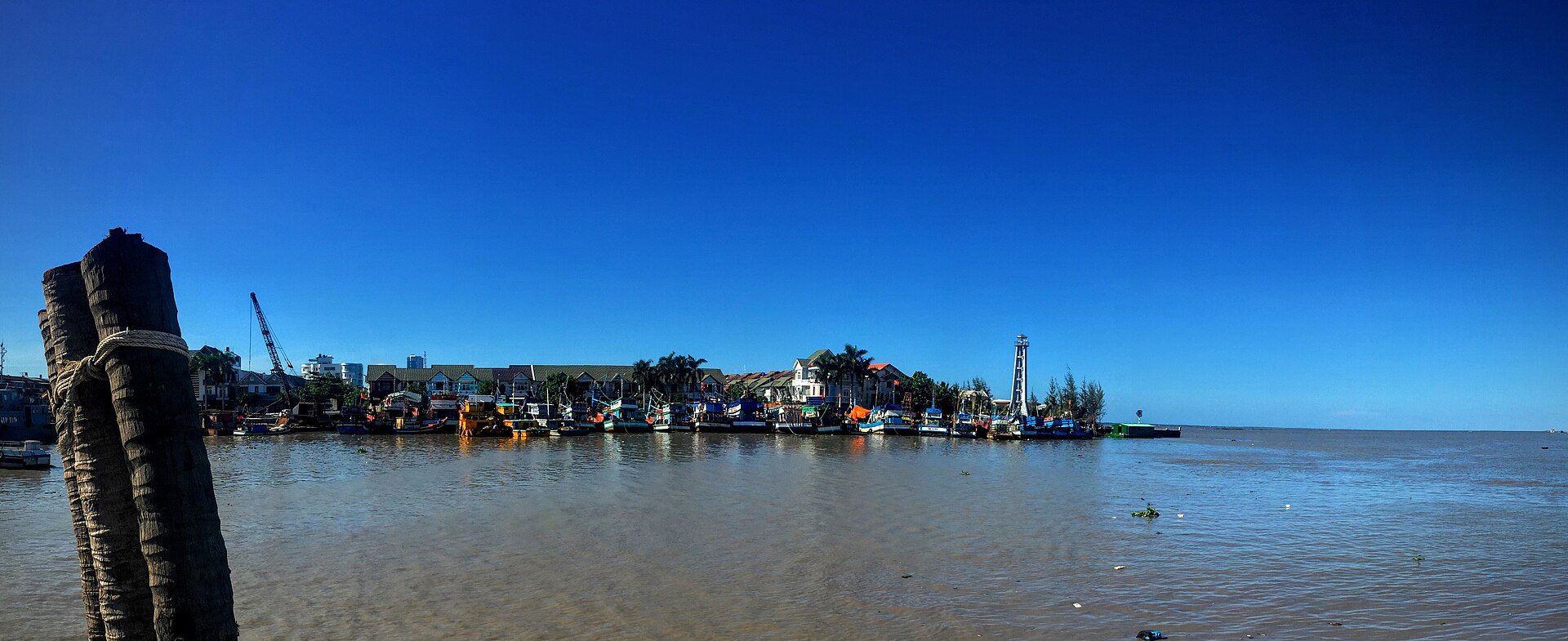 Bến tàu và thuyền tại Rạch Giá minh họa việc kiểm tra đúng bến trước chuyến đi đảo