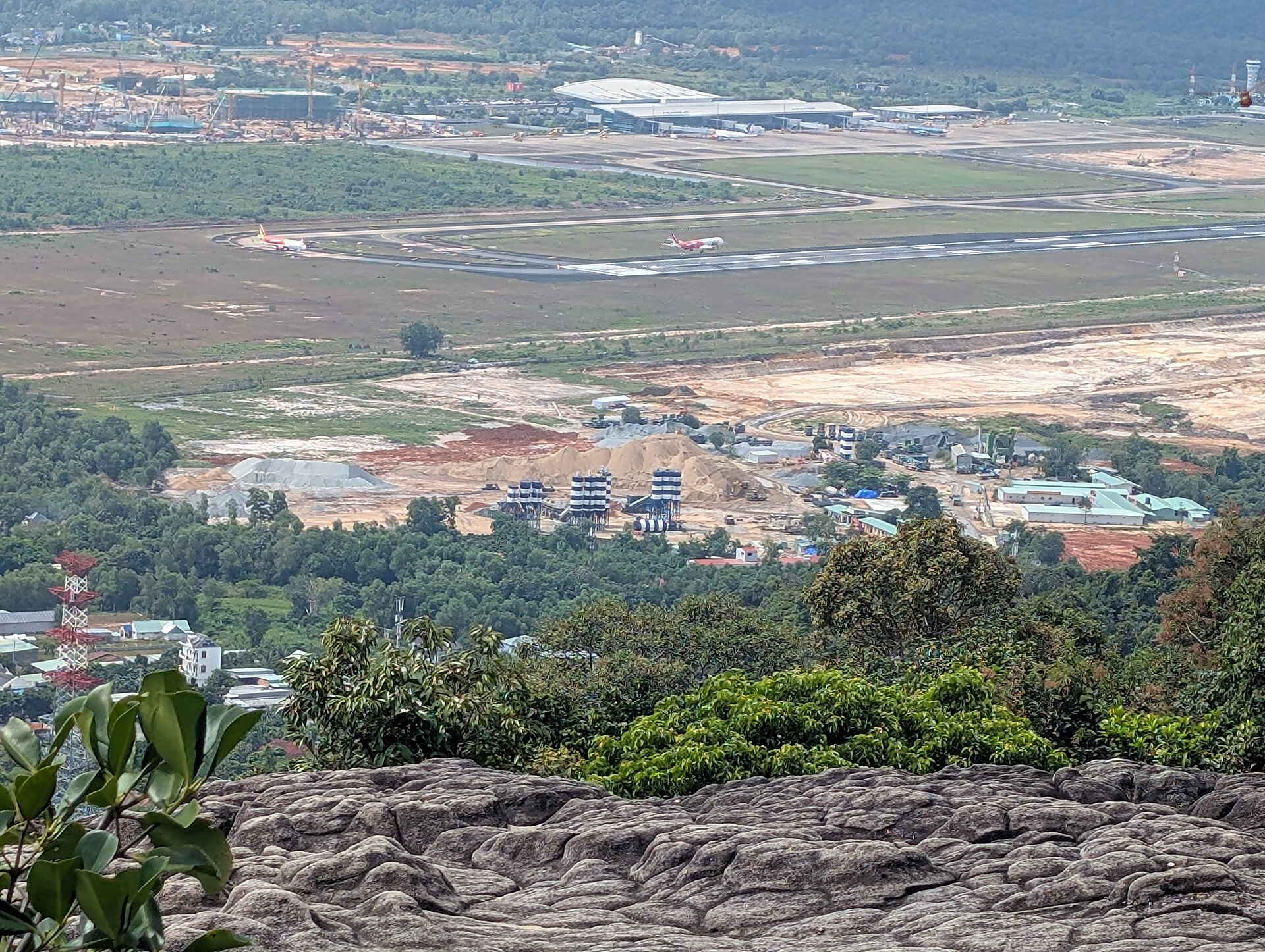 Sân bay Phú Quốc nhìn từ trên cao minh họa cổng kiểm tra phương án đi và về