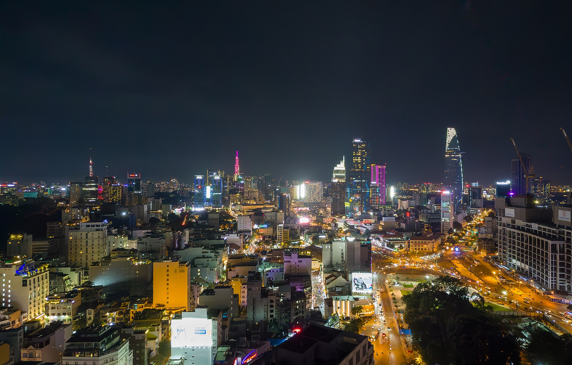 Toàn cảnh trung tâm Thành phố Hồ Chí Minh ban đêm minh họa địa điểm thứ hai trong phép so sánh chất lượng không khí
