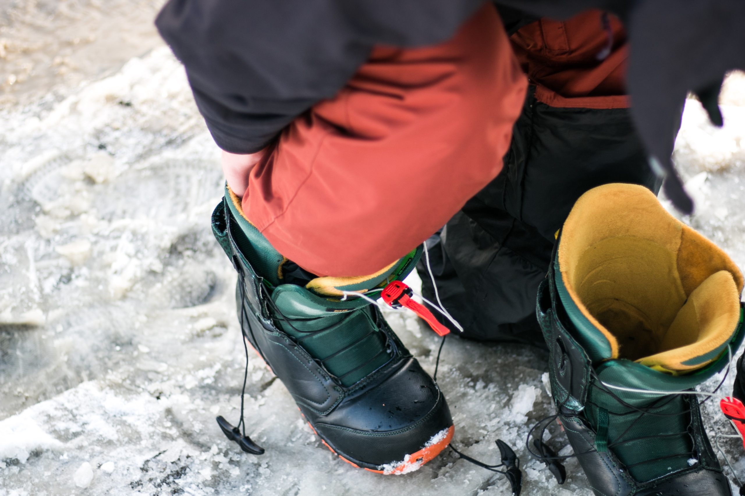 Người đi bộ mang giày ngoài trời minh họa bước thử giày trước chuyến trekking Sapa 3 ngày