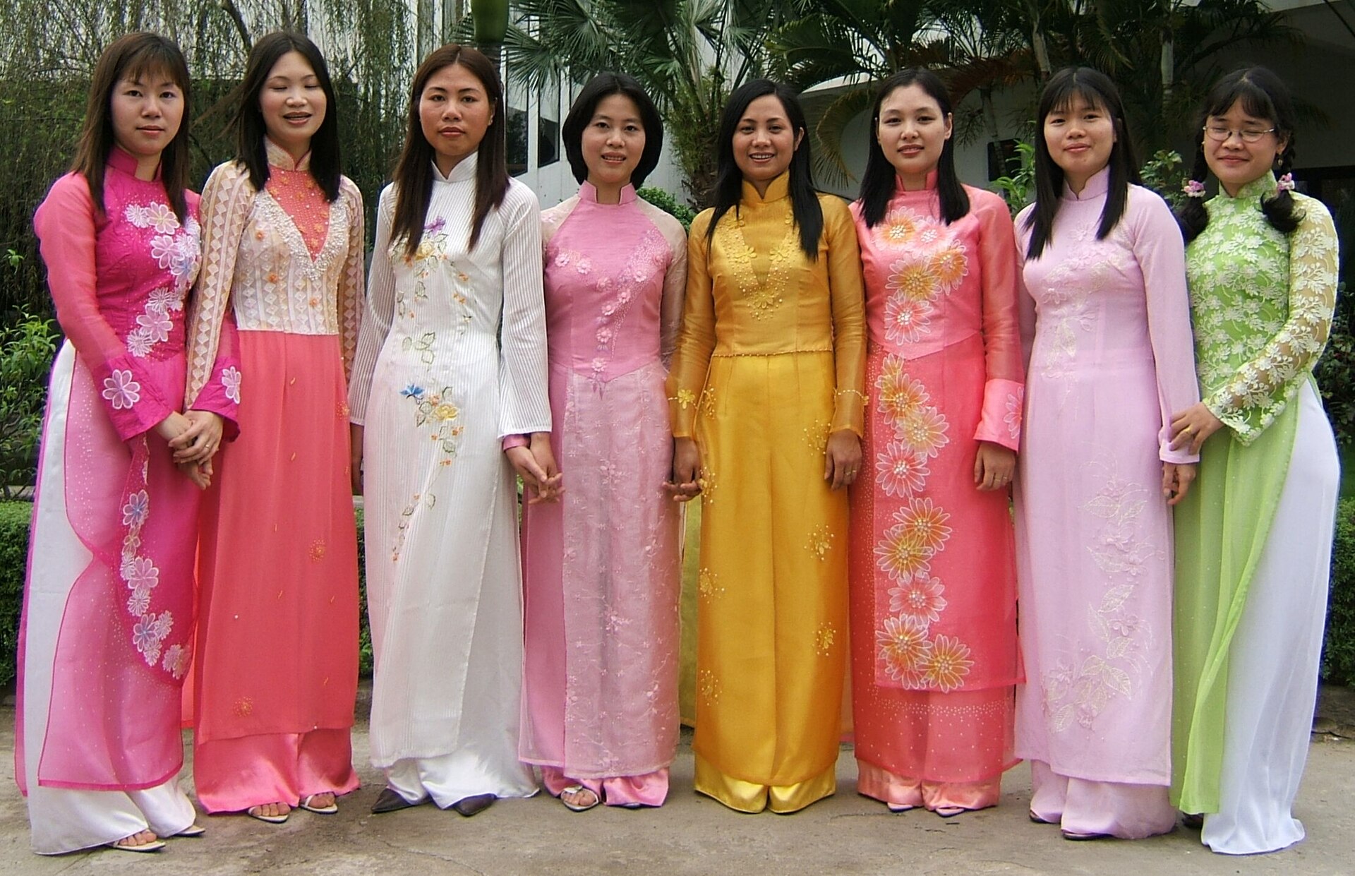 Nhiều người mặc các kiểu áo dài khác nhau minh họa việc thử màu, dáng và chiều dài trang phục