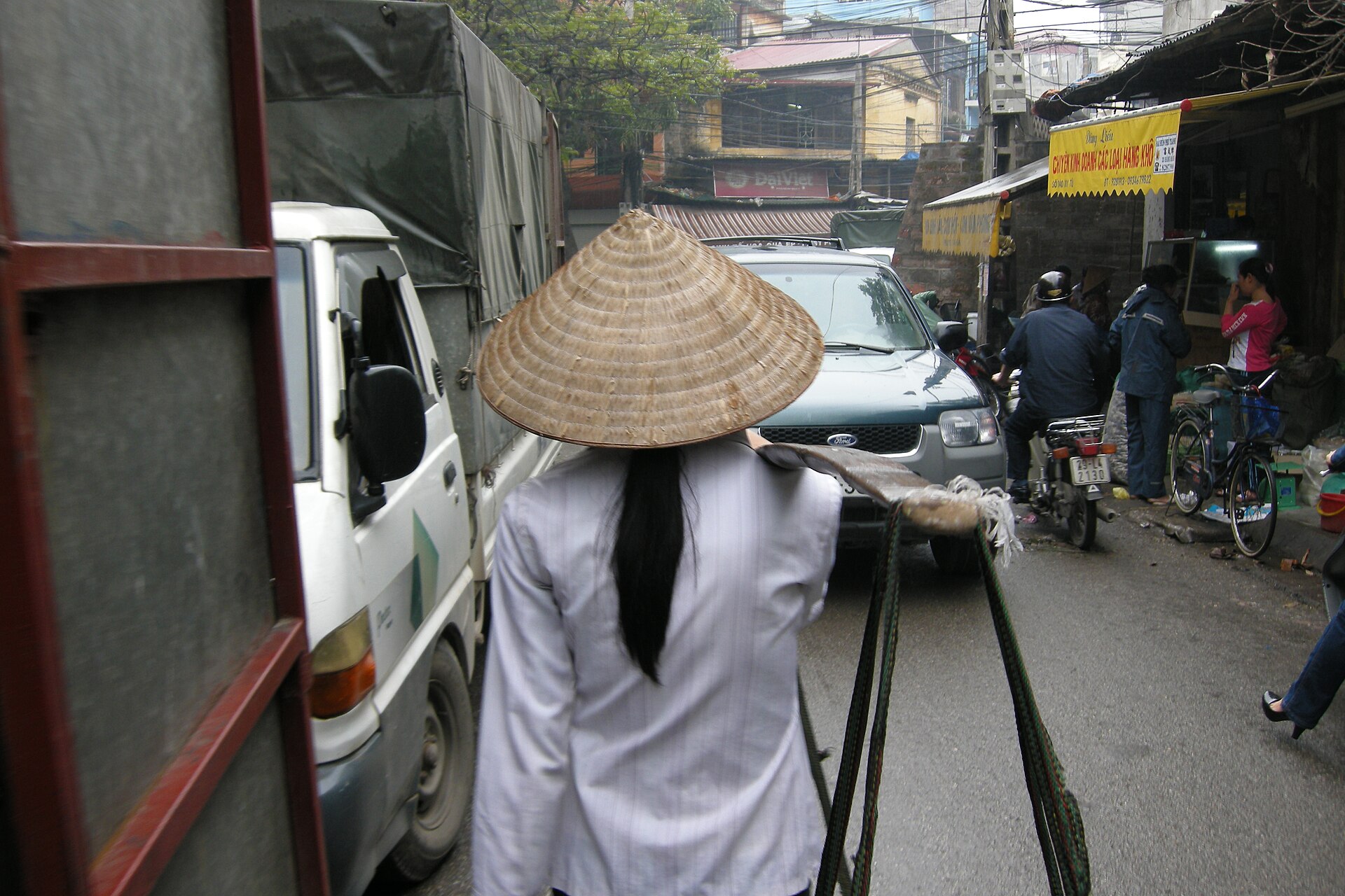 Một tuyến phố trung tâm Hà Nội có giao thông đông minh họa việc kiểm tra đường vào và điểm đón trả trước khi thuê homestay