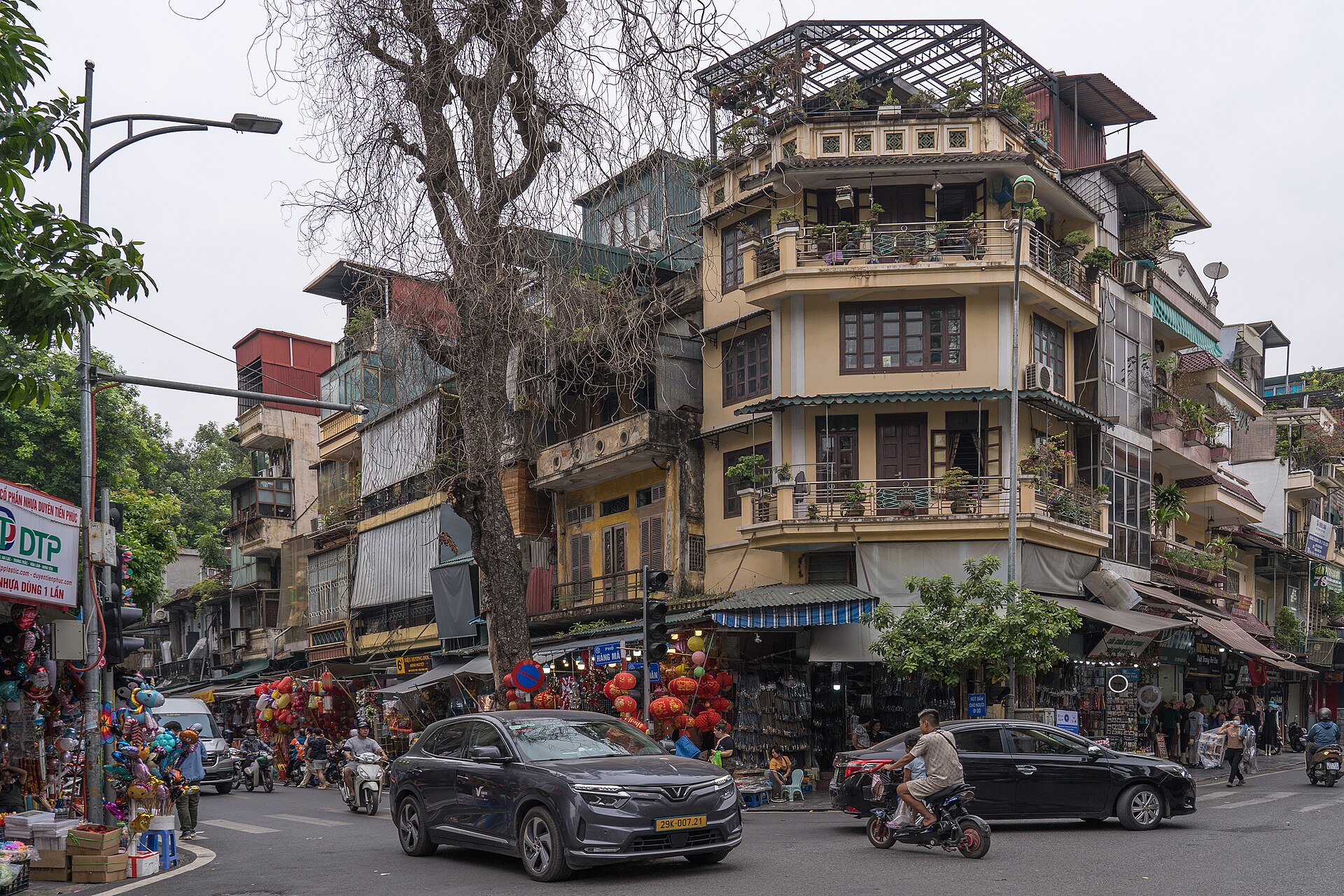 Xe máy và ô tô lưu thông tại một giao lộ trong phố cổ Hà Nội