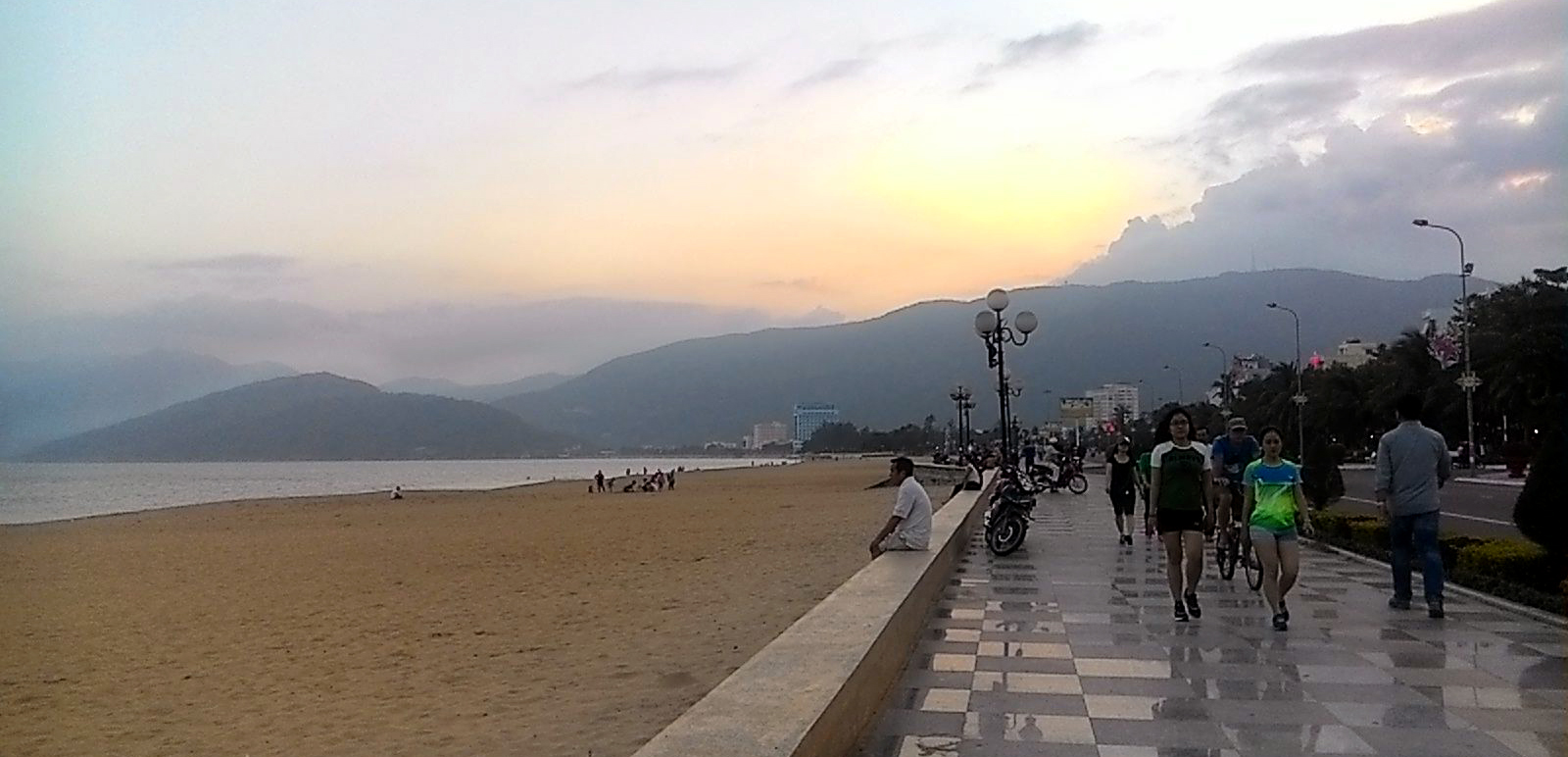 Lối đi ven biển Quy Nhơn có người và xe minh họa việc chọn điểm giao nhận an toàn