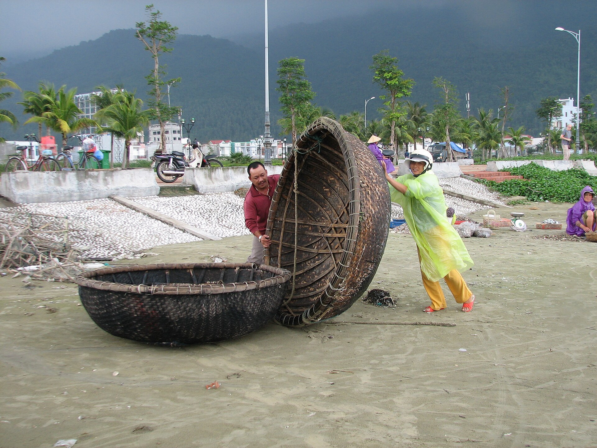 Thuyền thúng trên bãi biển Đà Nẵng minh họa mô-đun hoạt động ven biển trong ngân sách
