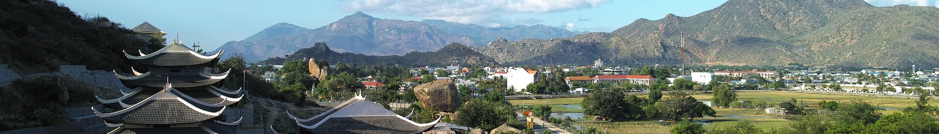 Toàn cảnh Phan Rang Tháp Chàm minh họa cách chọn nơi ở làm căn cứ cho hành trình ba ngày