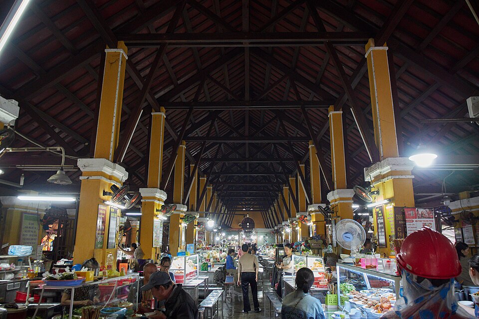 Khu ăn uống trong chợ Hội An minh họa câu hỏi về điểm dừng và suất ăn trong tour
