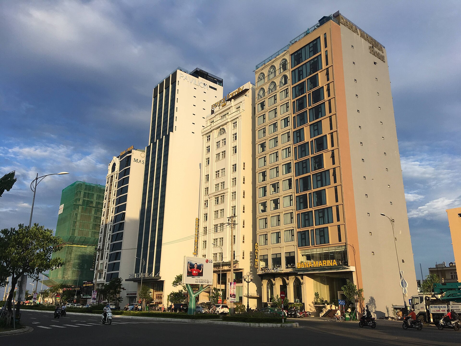 Dãy khách sạn ở Đà Nẵng minh họa bước kiểm tra nơi lưu trú trong tour