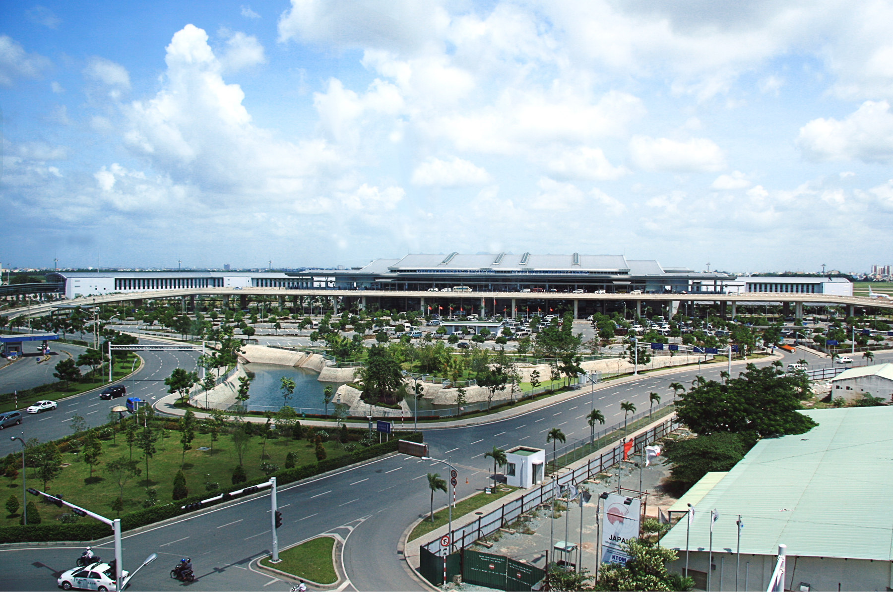 Hành khách kiểm tra nhà ga trước khi đi từ sân bay Tân Sơn Nhất về Quận 1