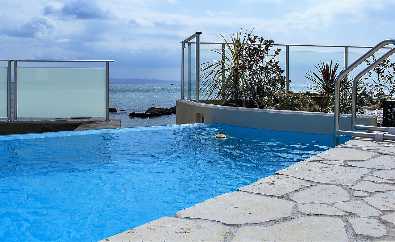 Hồ bơi sát biển tại một villa minh họa các thông số cần xác minh khi thuê villa hồ bơi riêng Nha Trang