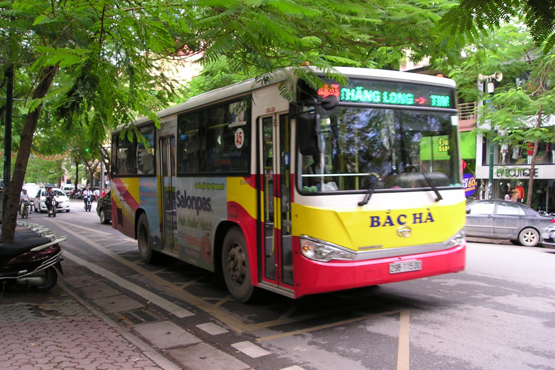 Xe buýt đô thị Hà Nội minh họa hành trình từ sân bay Nội Bài về phố cổ