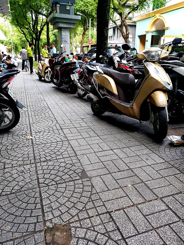 Nhiều xe tay ga đỗ tại Thành phố Hồ Chí Minh minh họa việc ghi biển số và tình trạng xe